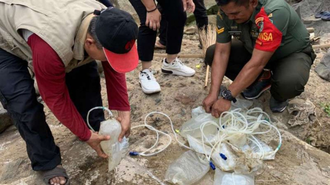 Kateter urin limbah rumah sakit berserakan di sungai Ciliwung, Bogor.