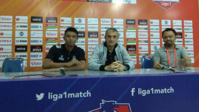 Pelatih Arema FC, Milomir Seslija dan Dedik Setiawan. 