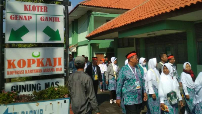 Jemaah calon haji kloter pertama tiba di Asrama Haji Surabaya, Jawa Timur. 