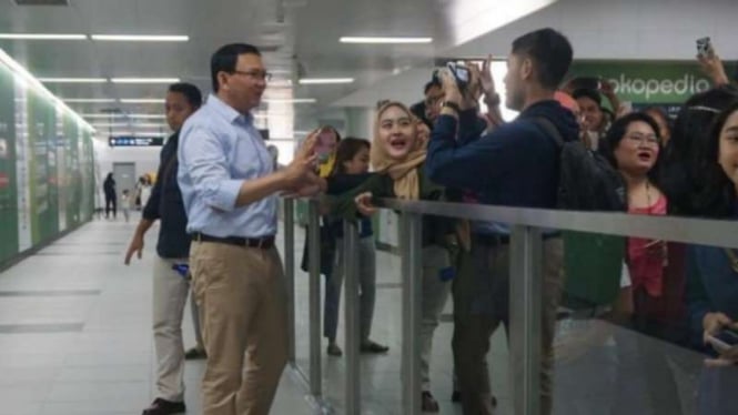 Ahok saat mengunjungi stasiun MRT di Jakarta.