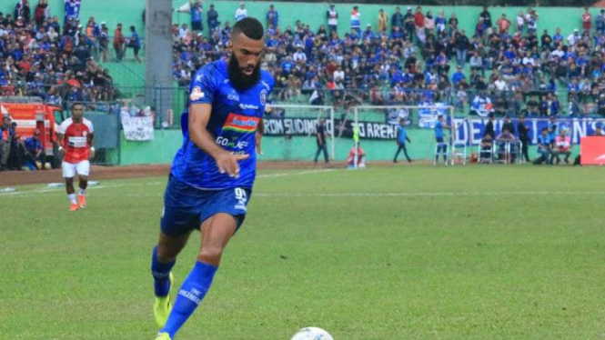 Penyerang Arema FC, Sylvano Comvalius.