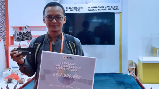 Kasi Promosi Disparbudpora Kabupaten Blitar menunjukkan piagam  gelar juara kategori video capaian teknis terbaik dalam Apkasi Festival Film, Jumat (5/7/2019). (Foto: Istimewa)
