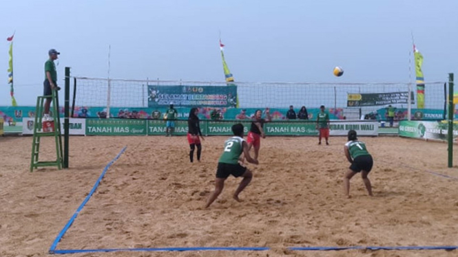 Tim bola voli pantai Kabupaten Tuban saat bertanding di ajang Kejuaraan Provinsi (Kejurprov) VI Jawa Timur, Jumat (05/07/2019). (Foto: Media Senter For TIMESIndonesia)