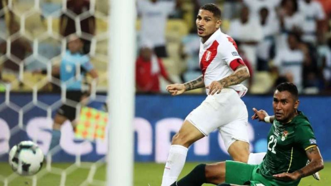 Penyerang Timnas Peru, Paulo Guerrero, beraksi di Copa America 2019