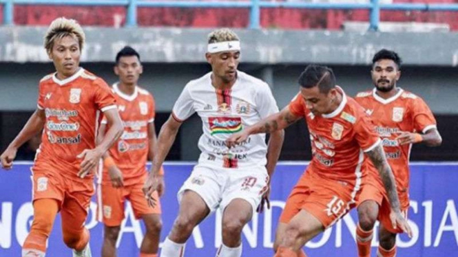 Duel Borneo FC vs Persija Jakarta.