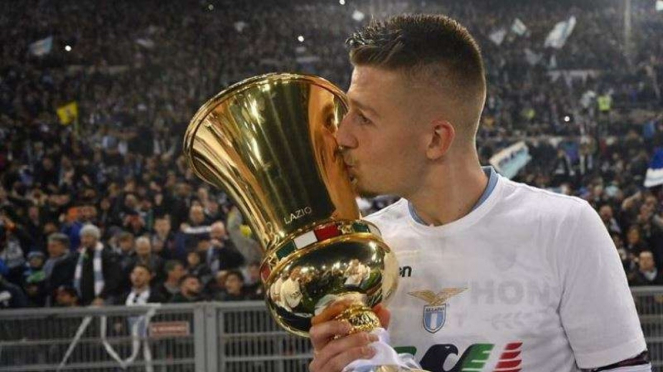 Gelandang Lazio, Sergej Milinkovic-Savic, mencium trofi Coppa Italia
