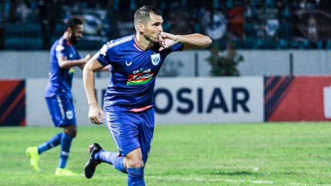 Pemain PSIS Semarang, Wallace Costa, melakukan selebrasi usai mencetak gol