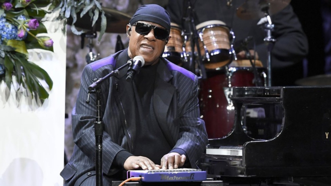 Stevie Wonder, dipotret di sebuah konser pada awal tahun ini, meyakinkan para penggemarnya bahwa dirinya "baik-baik saja". - Getty Images