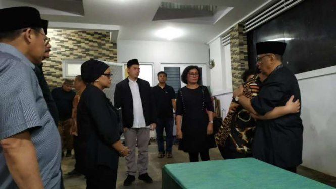 Menlu Retno Marsudi, tiba di rumah Kepala Pusdatinmas BNPB Sutopo 