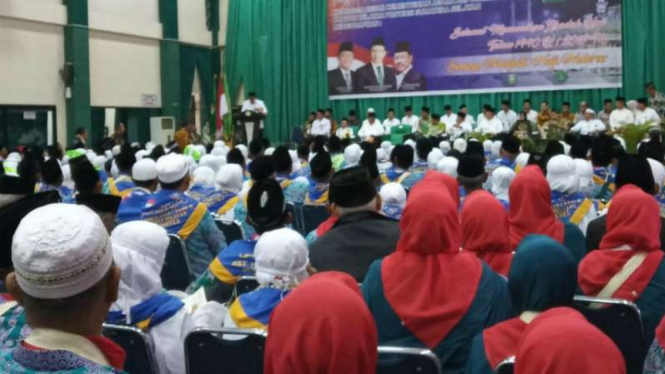 Kelompok pertama jemaah calon haji asal Sumatera Selatan ketika tiba di Asrama Haji Palembang, Minggu, 7 Juli 2019.