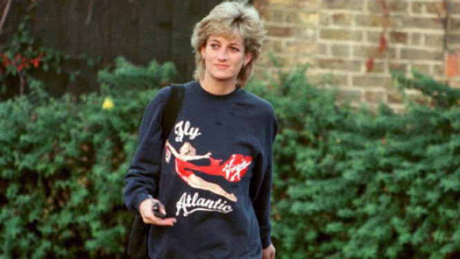 Putri Diana memakai sweatshirt Virgin Atlantic