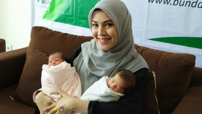 Ratna Galih dan bayi kembarnya.