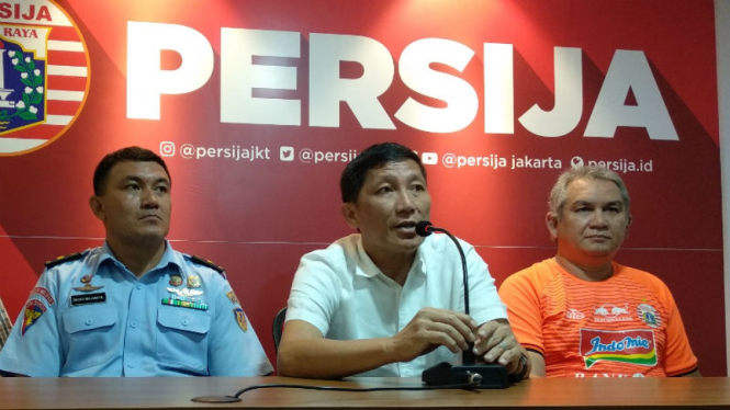 CEO Persija Jakarta, Ferry Paulus (tengah)