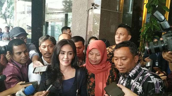 Baiq Nuril Makmun bersama Rieke Diah Pitaloka dan kuasa hukumnya.