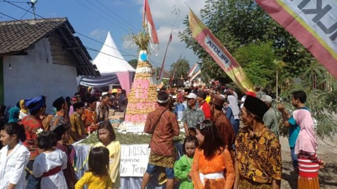 Warga saat mengarak tumpeng yang terbuat dari tahu dan tempe di Desa Wonosari Puger Jember