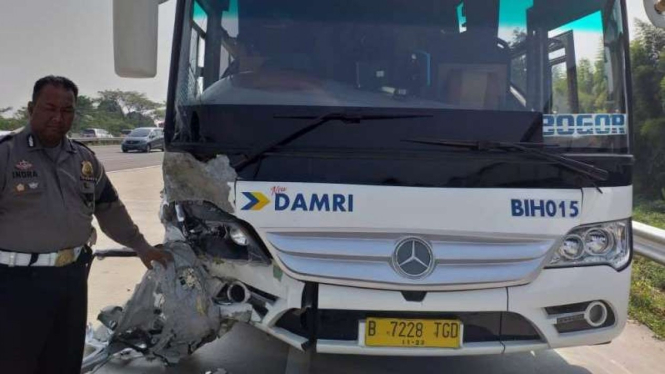 Bus Damri yang terlibat kecelakaan beruntun di Tol Jagorawi, Senin, 8 Juli 2019.