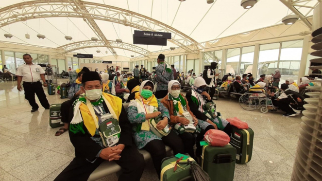 Kedatangan Jamaah Calon Haji Indonesia Kloter Pertama Surabaya 1