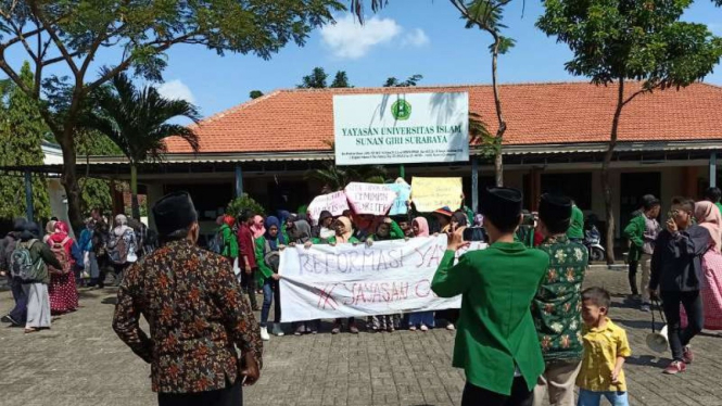 Massa berdemo dan menyegel kantor yayasan Unsuri di Sidoarjo, Jawa Timur.