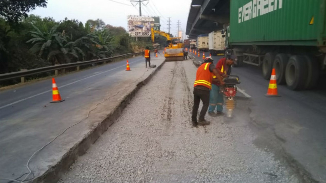 Perbaikan jalur di Tol Cikampek