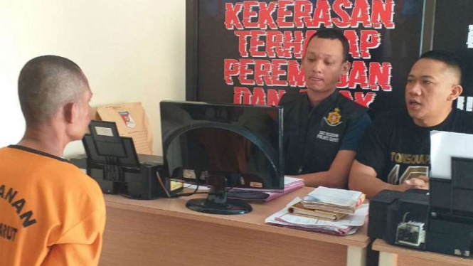 Polisi periksa tersangka kasus pencabulan anak di Garut, Jawa Barat.