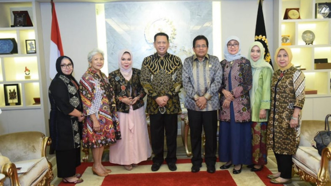 Ketua DPR RI Bambang Soesatyo bersama dengan pengurus Dharma Wanita.