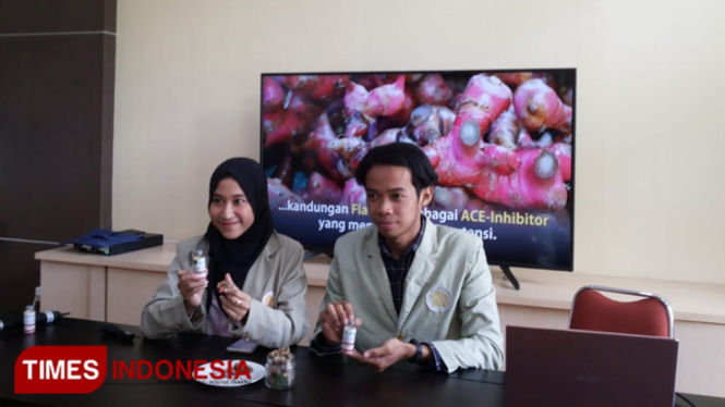 Mahasiswa Fakultas Kedokteran Hewan UGM, Nada Hanifah dan Yusuf Farid Achmad ketika menerangkan hasil penelitiannya tentang jahe merah untuk mengobati penyakit ginjal. (Foto: Ahmad Tulung/TIMES Indonesia)