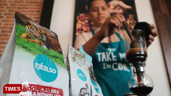 Teknik menyeduh kopi dengan alat Syphon Coffee Maker oleh barista Excelso untuk menghasilkan kenikmatan berbagai varian kopi Single Origin asli Nusantara, Selasa (9/7/2019). (FOTO: Lely Yuana/TIMES Indonesia)