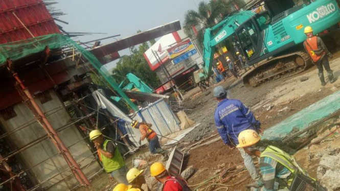 Sebuah tiang pancang beton proyek Tol Bogor Ring Road (BORR) seksi IIIA (Simpang Yasmin-Simpang Semplak) ambruk pada Rabu, 10 Juli 2019.