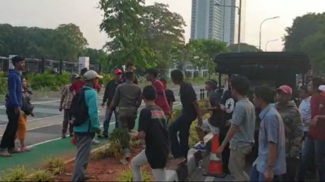 Pedagang ribut dengan Satpol PP di GBK saat pertandingan Persija-Persib