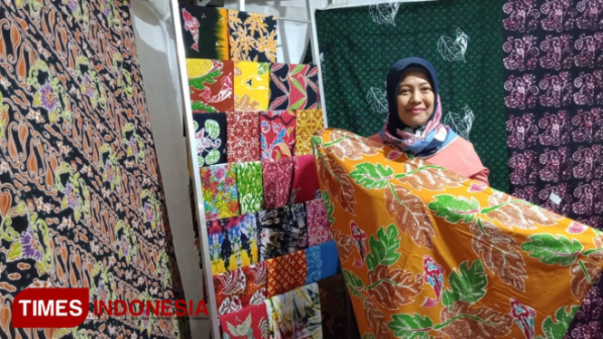 Sri Utami menunjukkan motif batik khas Kota Blitar, Rabu (10/7/2019). (Foto: Sholeh/ TIMES Indonesia)