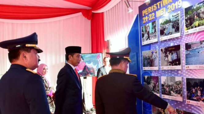 Presiden Jokowi menyaksikan hasil lomba foto dan vlog HUT ke-73 Bhayangkara.
