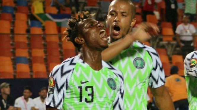 Pemain Timnas Nigeria, Samuel Chukwueze, melakukan selebrasi usai mencetak gol