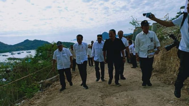 Presiden Joko Widodo saat meninjau Puncak Waringin, Labuan Bajo, Nusa Tenggara Timur, Rabu, 10 Juli 2019.