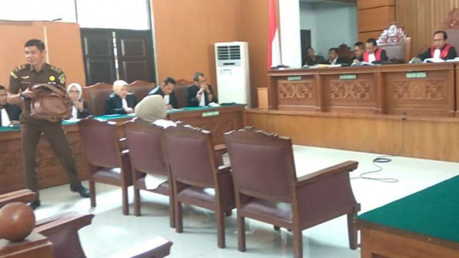 Petugas mengambil tas yang dipegang Ratna Sarumpet saat sidang vonis.