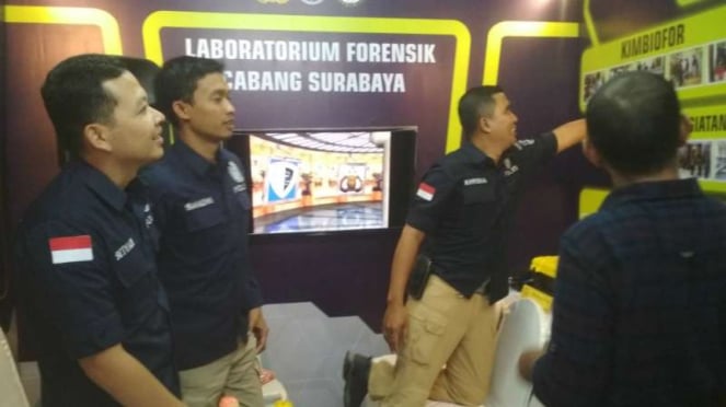 Labfor Polri cabang Surabaya dan peralatannya di pameran Hari Bhayangkara di lap