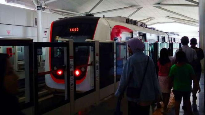 Penumpang naik LRT Jakarta, Kamis, 11 Juli 2019.