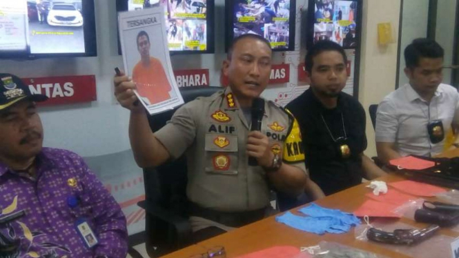 Kepala Polres Kota Tangerang Kombespol Sabilul Alif merilis foto tersangka perampok toko emas dalam konferensi pers, Kamis, 11 Juli 2019.