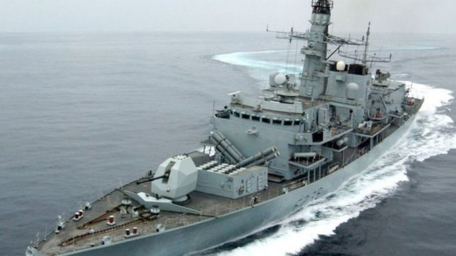 Kapal perang Inggris HMS Monrose mengawal kapal tanker Inggris, Pacific Voyager dalam perjalanan melalui Selat Hormuz, tetapi tidak terjadi insiden. - Reuters