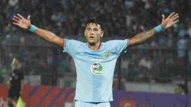 Striker Persela, Alex dos Santos Goncalves.