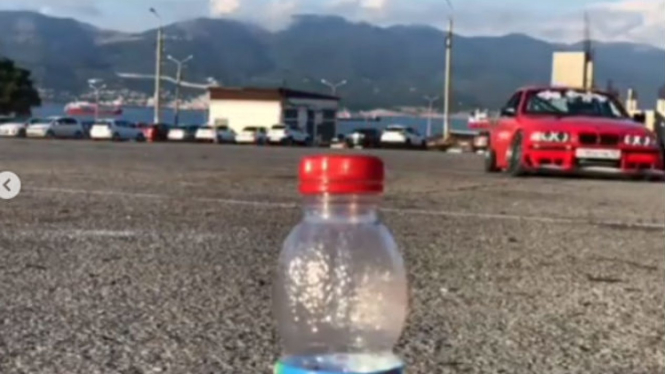 Mobil lakukan aksi bottle cap challenge.