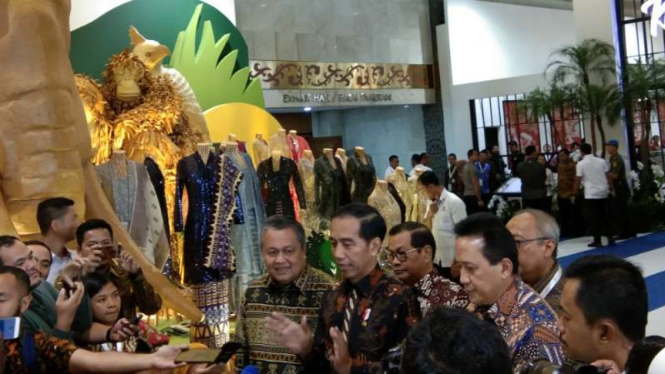 Presiden Joko Widodo meninjau produk-produk usaha mikro, kecil, dan menengah (UMKM) binaan Bank Indonesia dalam pameran Karya Kreatif Indonesia 2019 di Jakarta Convention Center, Jumat, 12 Juli 2019.