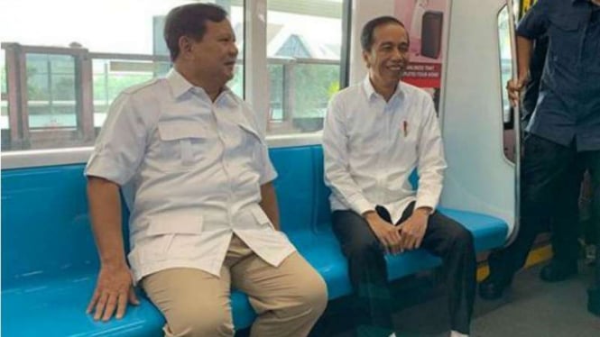 Prabowo Subianto dan Presiden Joko Widodo berbincang hangat di MRT.