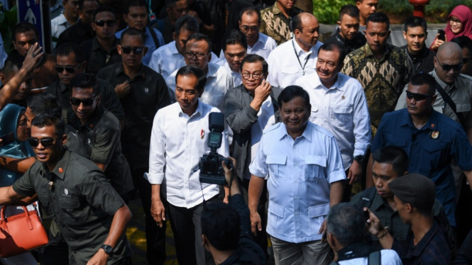 Pertemuan pertama Jokowi dan Prabowo usai Pilpres di stasiun MRT Lebak Bulus Jakarta, 13 Juli 2019.