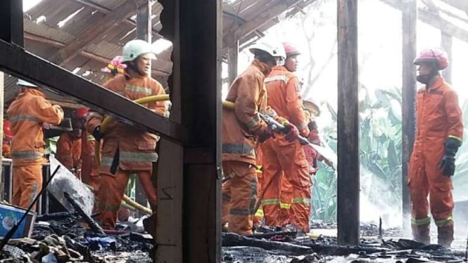 Aparat Suku Dinas Pemadam Kebakaran Jakarta Selatan usai memadamkan kebakaran Gereja Santo Matias, Kelurahan Podok Labu, Kecamatan Cilandak, Jakarta Selatan, Sabtu sore, 13 Juli 2019.