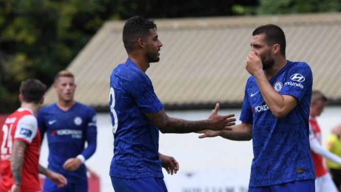 Pemain Chelsea, Emerson Palmieri (kiri) dan Mateo Kovacic