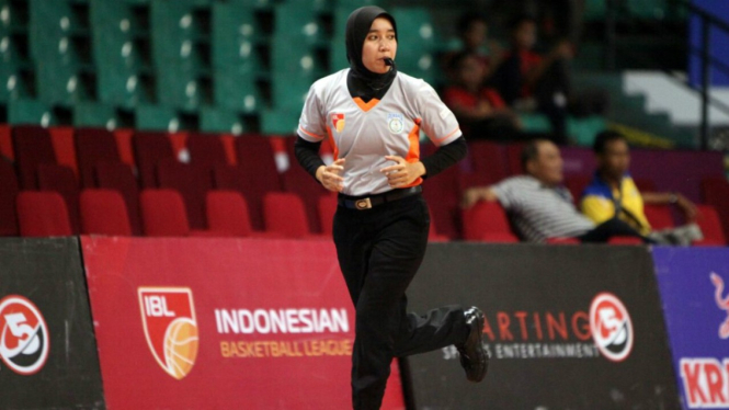 Wasit bola basket wanita asal Indonesia, Yuli Wulandari