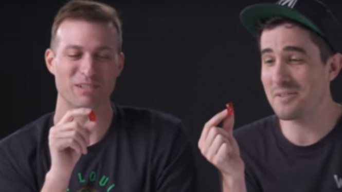 Dua pria mencoba permen jelly terpedas di dunia