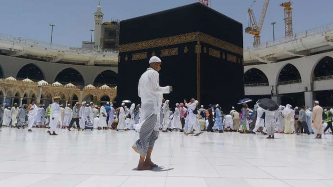 Jemaah melaksanakan tawaf pada saat Matahari melintas tepat di atas Kabah. 