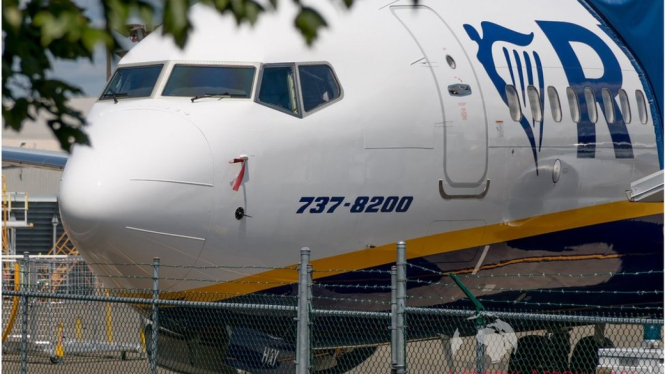 Rangkaian foto sebelum dan sesudah menunjukkan penggantian nama "737 Max" menjadi "737-8200" - Woodys Aeroimages