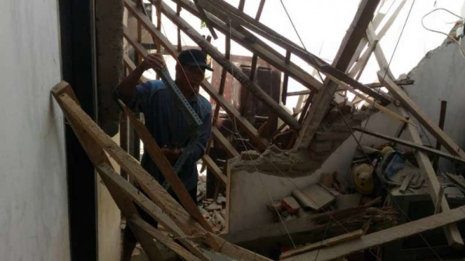 Rumah rusak di Banyuwangi di Jawa Timur akibat gempa yang berpusat di Bali pada 